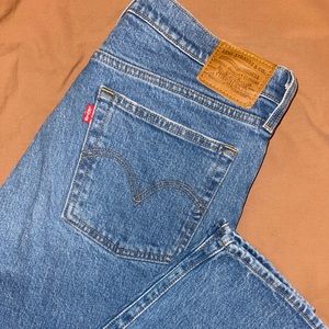 LEVI’S WEDGIE STRAIGHT JEAN